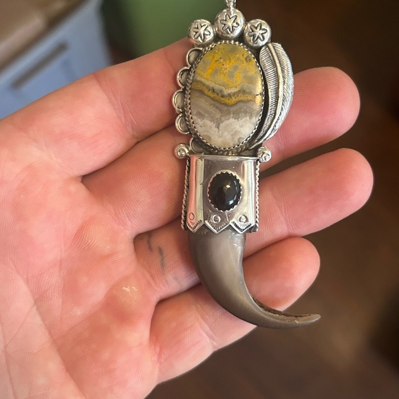 Sterling silver Native American bumblebee jasper & onyx signed bear claw pendant - Picture 4 of 9